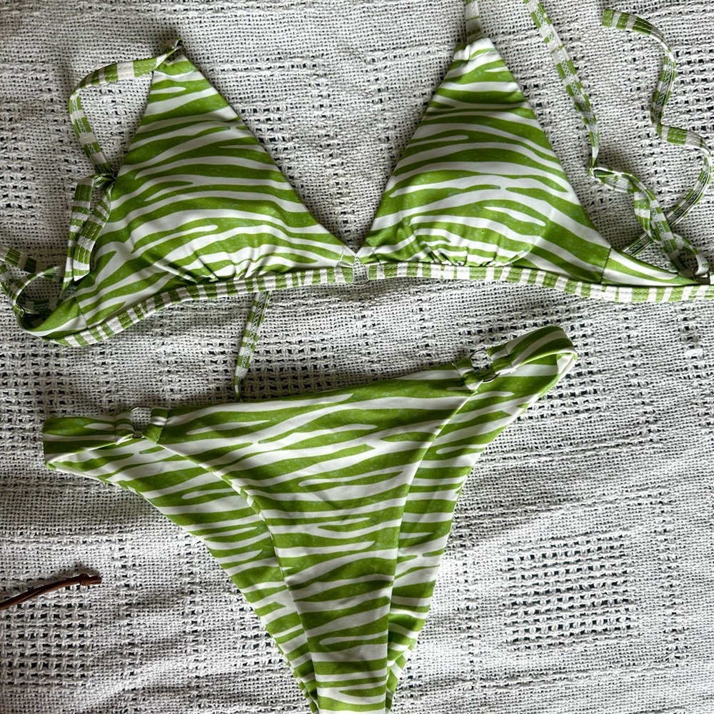 Shein Bikini 
Size: S
Never worn 
Offers accepted